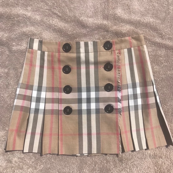 Burberry Dresses & Skirts - Burberry tan nova check pleated skirt / size 4